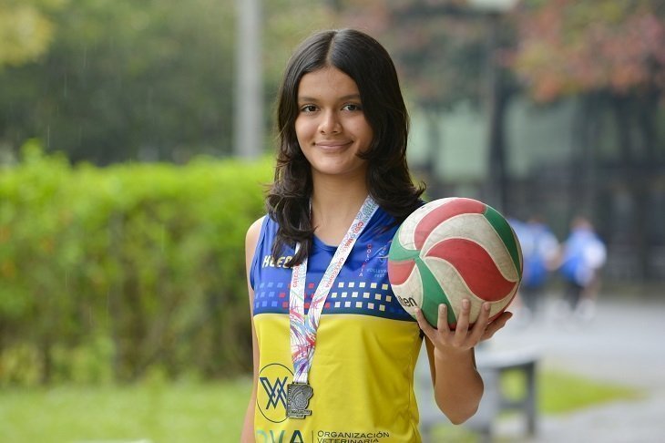 Sofía Marin Gutierrez estudiante de la upb, posando con su balón de voleibol 