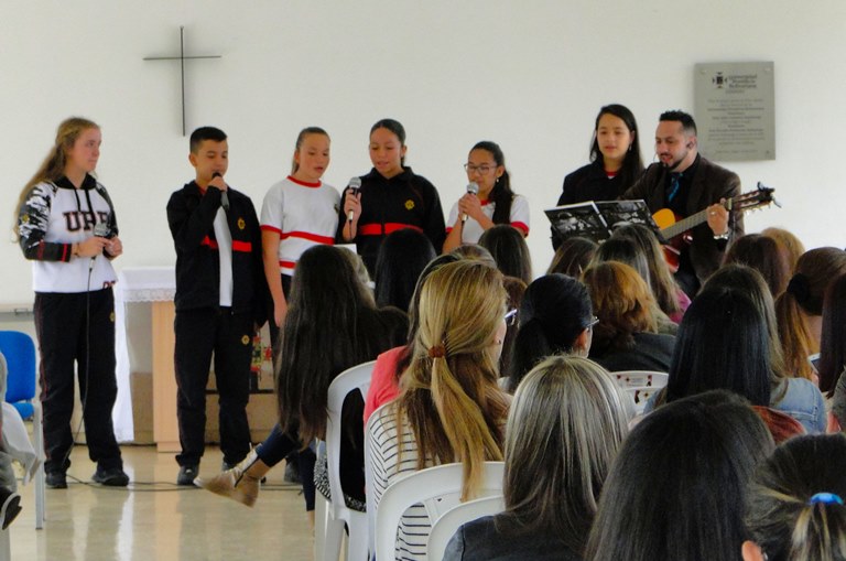 Grupo Ensamble cantando a las madres durante la celebración realizada en el campus campestre