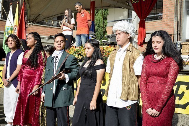 El grupo de teatro "Telón Escarlata", interpretó la "Calle de Honor", haciendo alusión a personajes históricos de pasajes independentistas en a historia de Colombia.