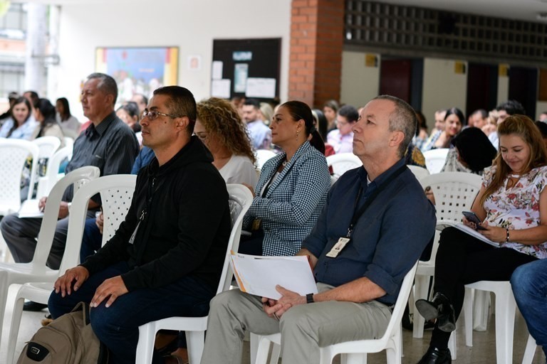 Docentes y Administrativos durante lanzamiento Año de la Estética