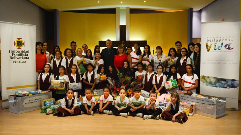 Comunidad educativa durante entrega de donaciones a la Fundación Milagros de Vida
