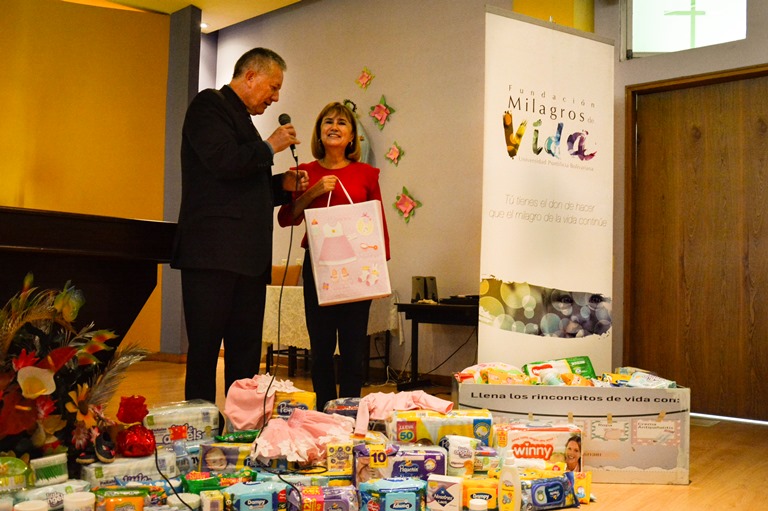 Rector del Colegio junto a la Directora Ejecutiva de la Fundación Milagros de Vida