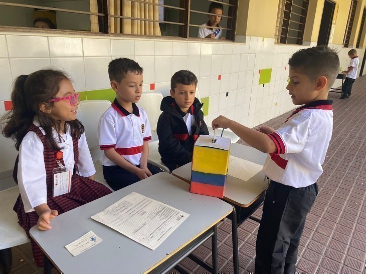 Estudiantes de primaria ejerciendo el voto 