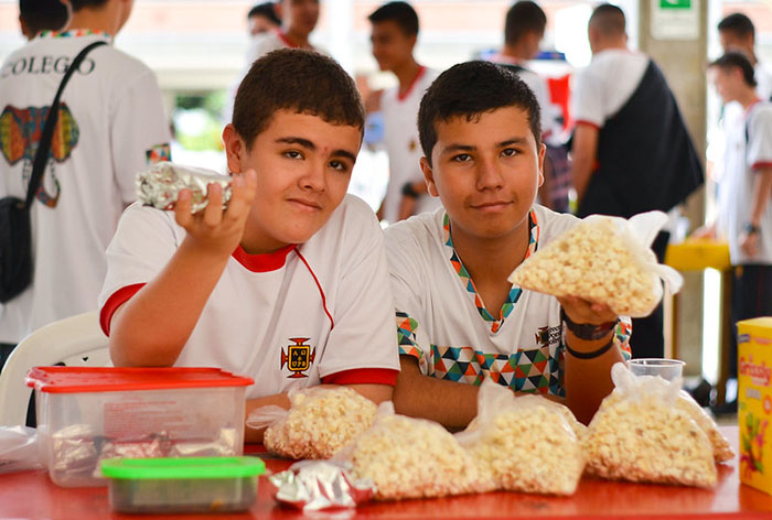 Estudiantes en Feria de Emprendimiento | Colegio de la UPB