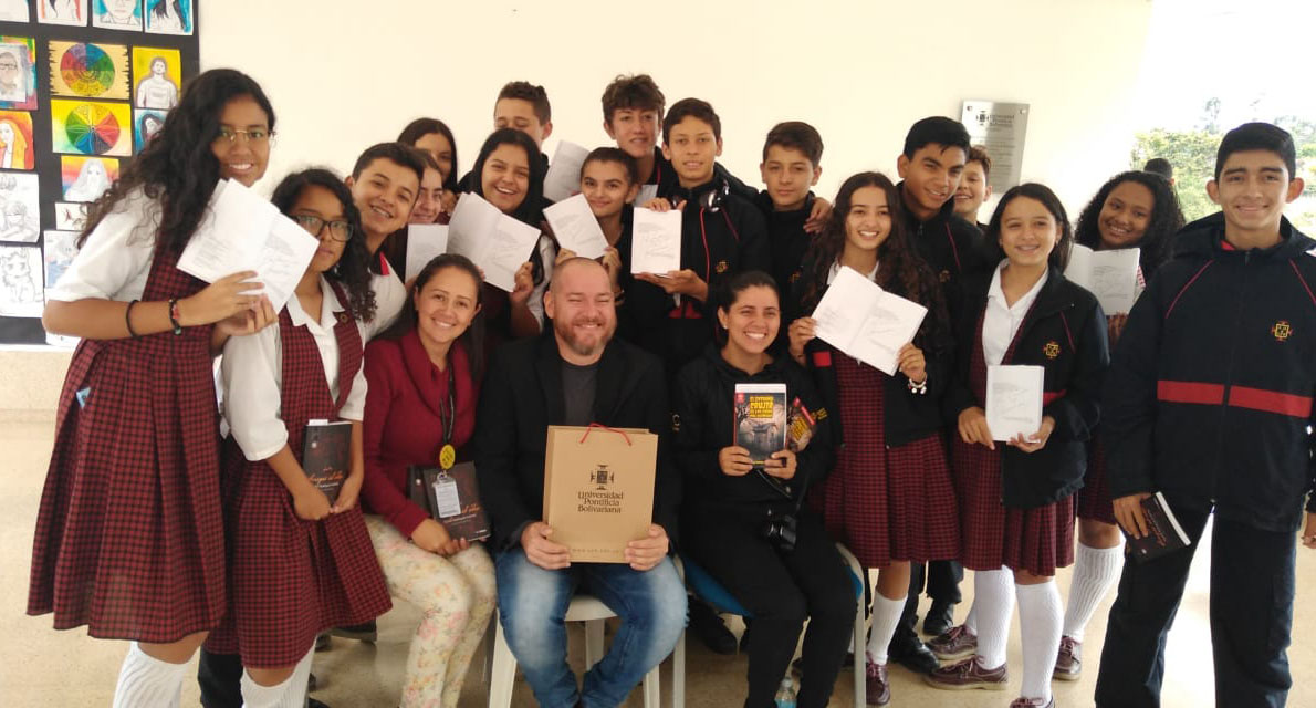 Maikel Rodríguez junto a los estudiantes de Marinilla.