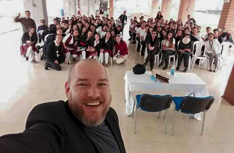 Maikel José Rodríguez Calviño con la comunidad educativa de Marinilla.