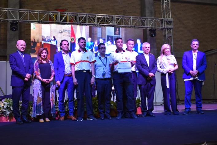 Aquí están los estudiantes que ganaron el Concurso Intercolegiado del Invento  y el Rector de la UPB junto al alcalde Federico Gutiérrez