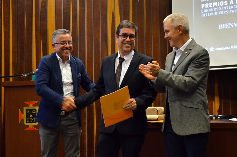 Aquí estan de derecha a izquierda: vicerrector académico, Álvaro Gómez; el docente, Jesús Enrique Mesa; y el subsecretario de educación, Jorge Rios.
