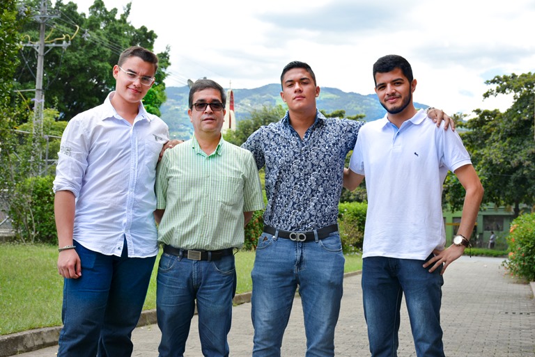 Creadores de la aplicación para computadoras (de izq. a der.) Juan Diego Castellanos Mejía, Jesús Enrique Mesa Roldán (docente acompañante), Tomás Echeverry Sosa y Daniel Alejandro Présiga Londoño.