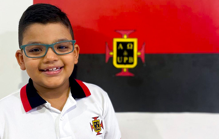 Estudiante del Colegio de la UPB con la bandera. 