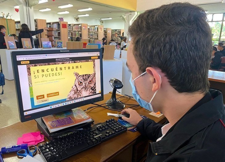 Estudiante le leyendo libro de acertijos