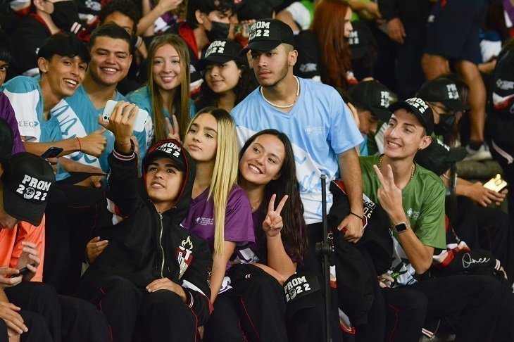 Estudiantes Tomandose una Selfie 