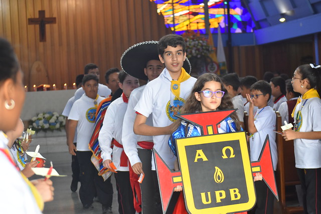 Estudiantes de Infancia Misionera durante Eucaristía de Pentecostés en la UPB
