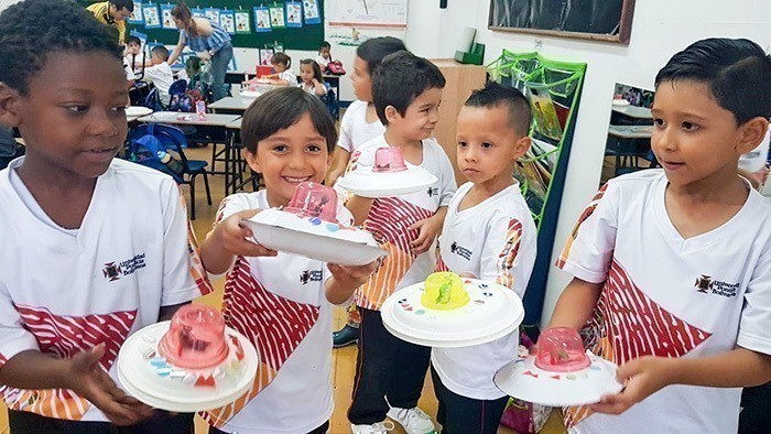 Los niños elaboraron un Cometín Supersónico con materiales de reciclaje.