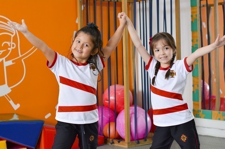 Niñas juntas bailando 