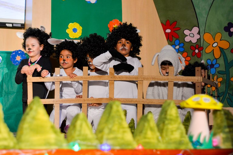 Aquí estan presentando la Obra de teatro Mi buen pastor en el acto de clausura 2018 