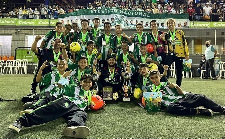 Juan Pablo Giraldo con su equipo de fútbol