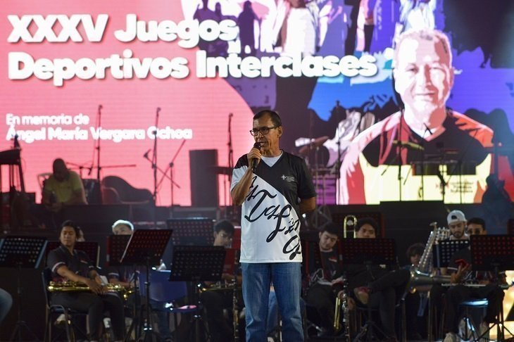 Rector hablando en los juegos interclases 