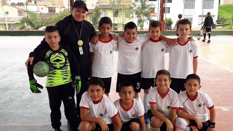 Equipo de fútbol sala del Colegio de la UPB junto a la docente Yady Milena