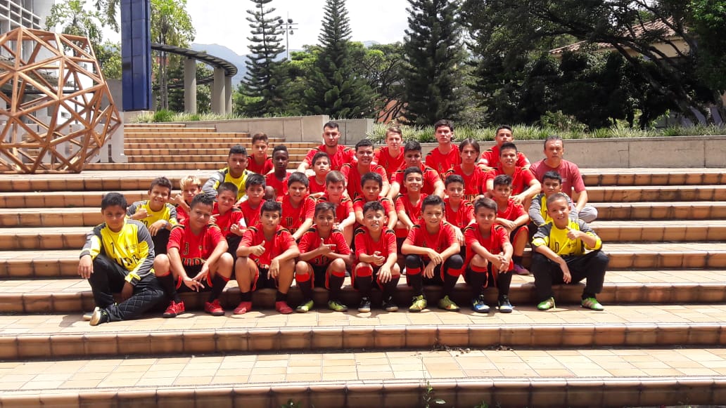 Todas las categorías juntas en un encuentro deportivo en la UPB.