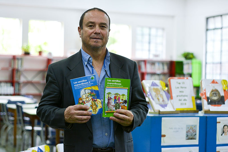 El escritor Gino Alejandro Acevedo en el Colegio de la UPB