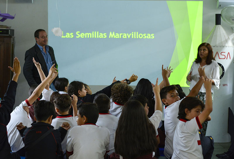 El escritor Gino Alejandro Acevedo en el Colegio de la UPB