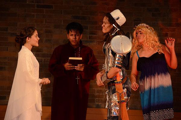 Estudiantes realizando una puesta en escena de una obra de teatro