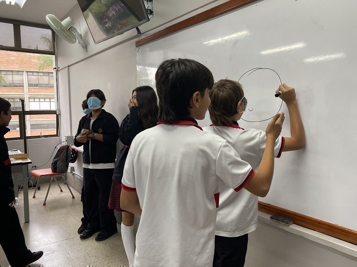 Estudiante guiando a dibujar