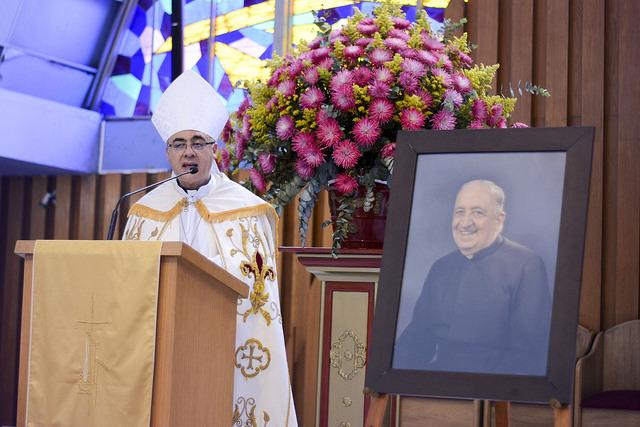 Mons. Luis Fernando Rodríguez celebrando la eucaristía al Sagrado Corazón de Jesús y en homenaje al Pbro. Gonzalo Restrepo Villeagas