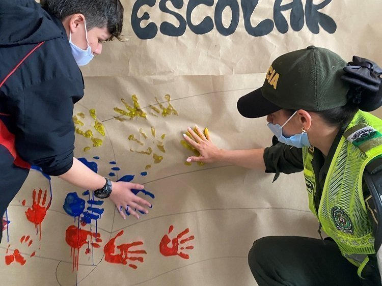 Niños poniendo huellas