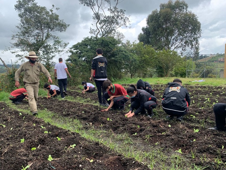 estudiantes en la huerta del Colegio de la UPB Marinilla