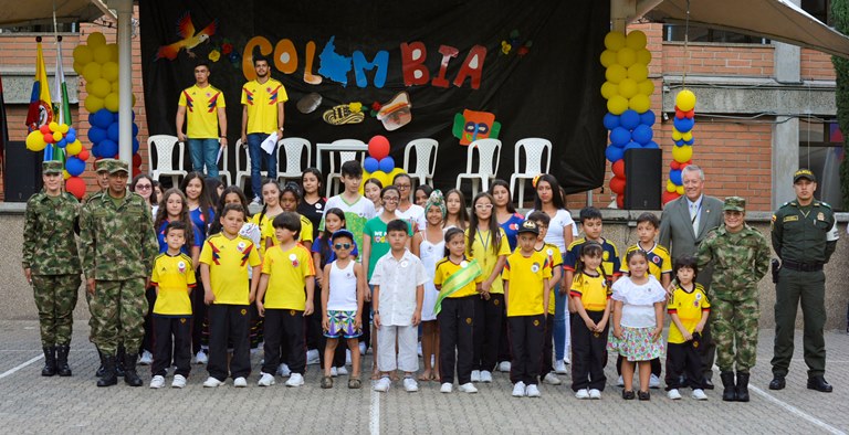 Aquí estan Comunidad educativa Colegio de la UPB y representantes del Ejército Nacional de Colombia