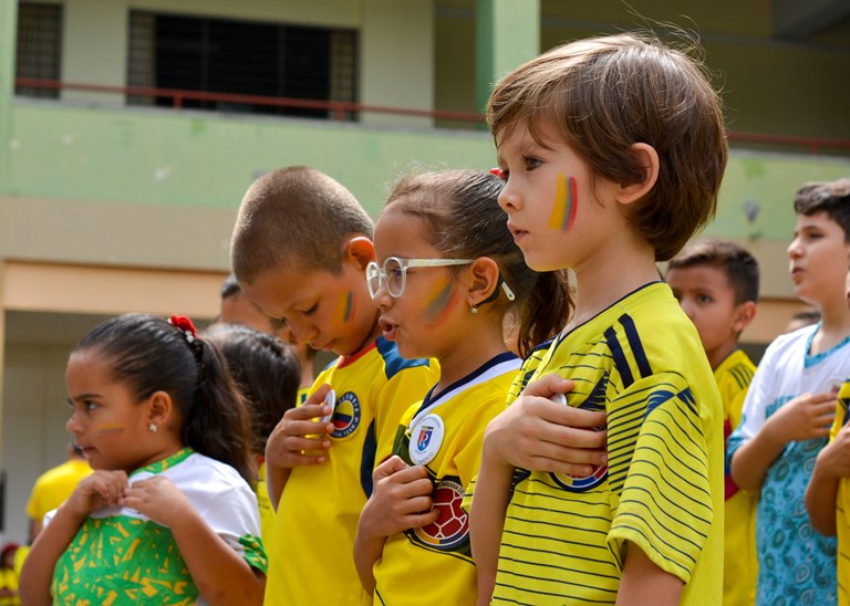 Aquí están algunos Estudiantes del área de primaria cantando el Himno Nacional