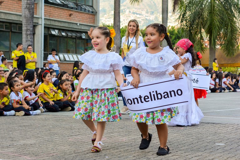 Aquí hay dos Dos estudiantes del área de Preescolar del Colegio de la UPB desfilando para Municipio que representó su salón, Montelíbano