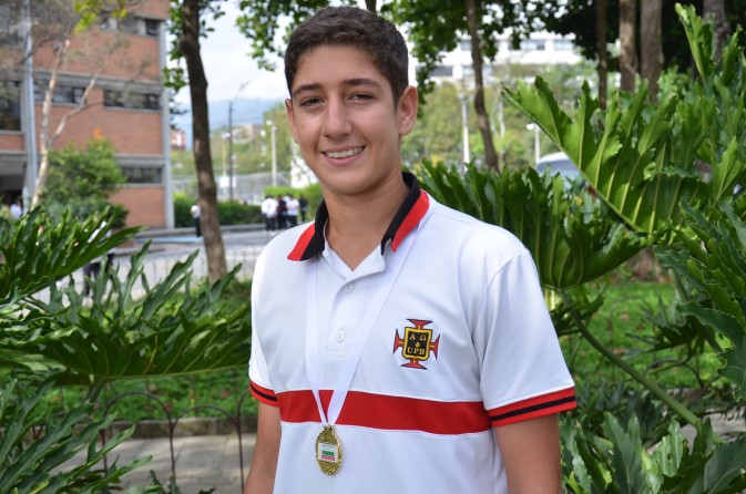 Martín Gaviria Arboleda ganador departamental en tenis de campo en los Juegos Supérate.