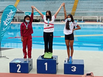 Ganadoras natación en el podio
