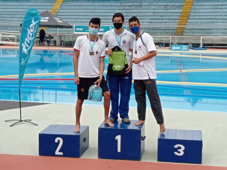 Ganadores natación en el podio