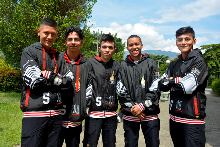 De izquierda a derecha: Juan Sebastián Rodríguez Díaz, Juan David González Lezcano, Juan José Ceferino Ramírez, Andrés Felipe Álvarez Henao, Samuel Bañol Henao. 