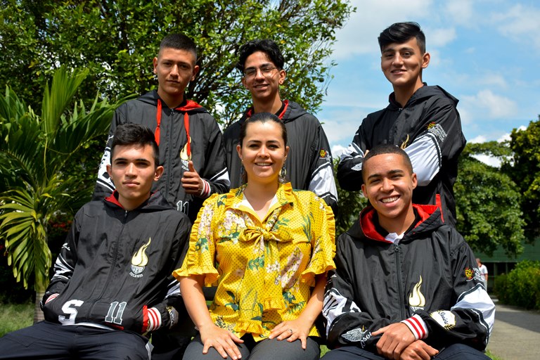 Estudiantes junto a su asesora de investigación y Psicóloga del Colegio, Jana Alexia Yepes Valencia.