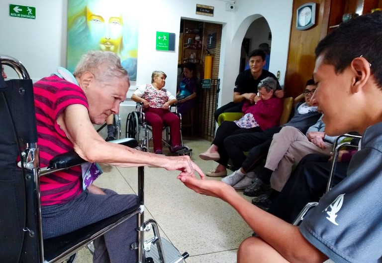 Personas de la tercera edad compartiendo con los estudiantes de 11°2.