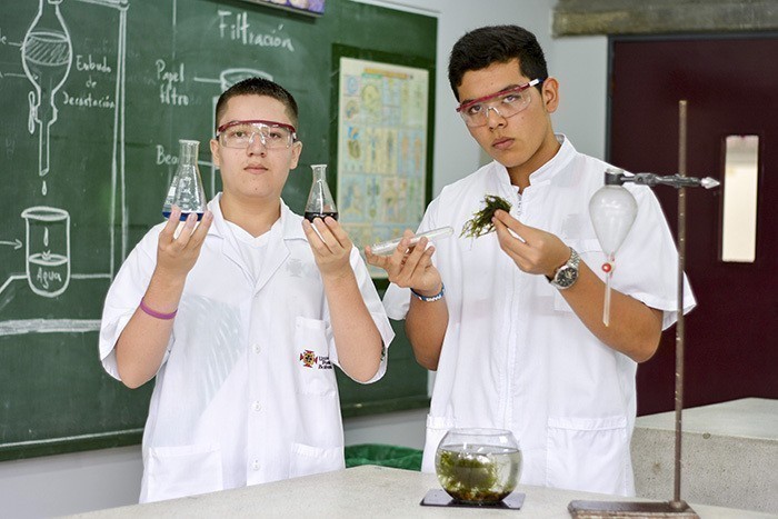 Estudiantes investigadores Simón García Díaz (izquierda) y Juan Camilo Fonseca Rodríguez, manipulando las microalgas.