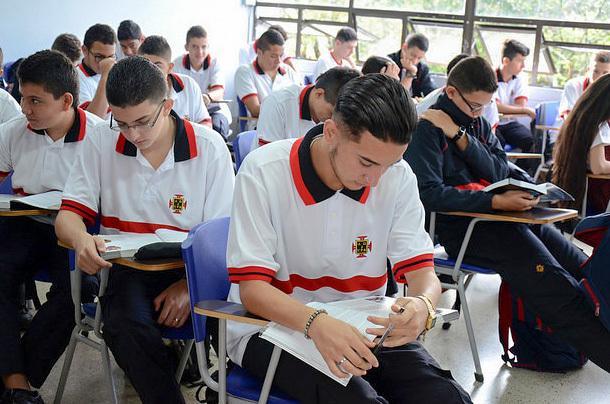 Investigación en semestraliación de la educación en el Colegio de la UPB