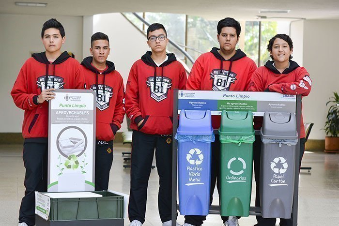 Estudiantes investigan sobre conciencia ambiental en el Colegio
