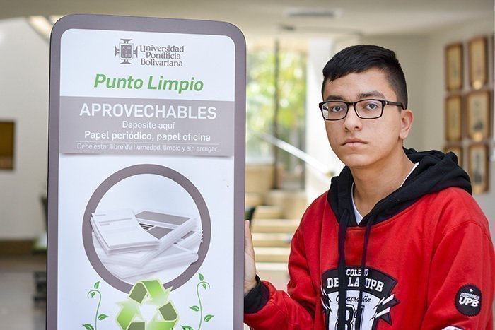 Estudiantes investigan sobre conciencia ambiental en el Colegio