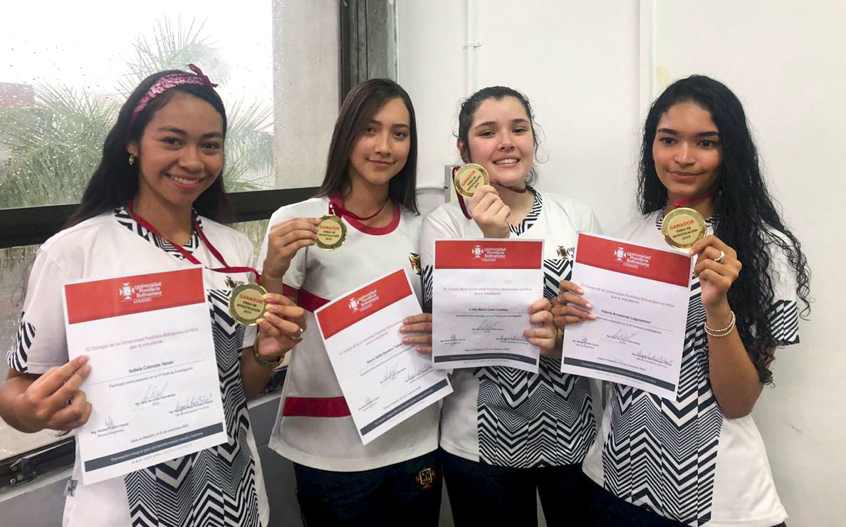 estudiantes posando con su certificado