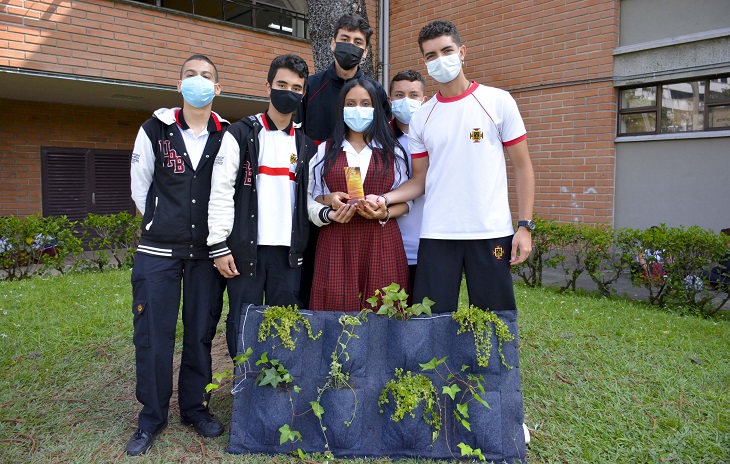 Estudiantes del Colegio de la UPB creadores de los jardines verticales