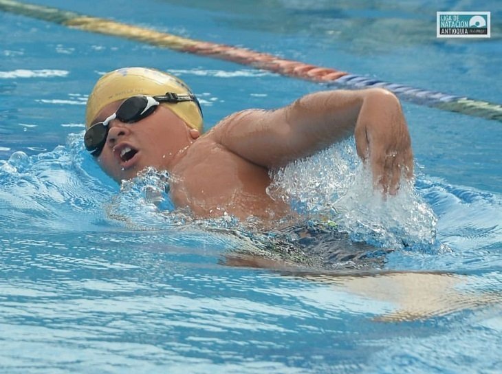 Jerónimo nadando en la piscina