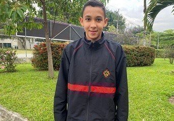 Estudiante feliz sorriendo a la camara