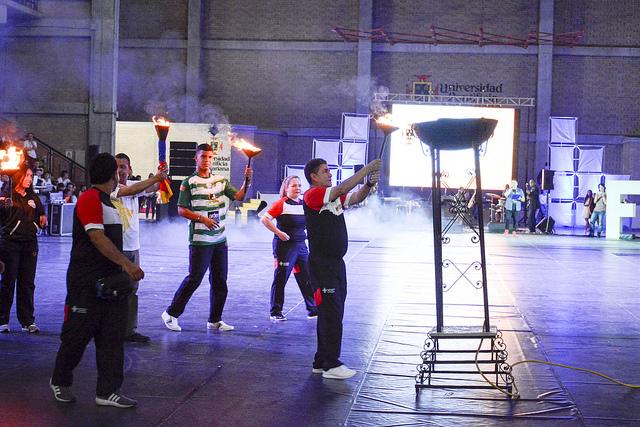 El docente José Héctor García Roldán encendió la llama olímpica. 