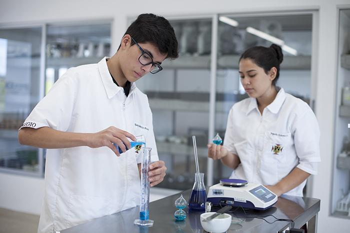 Estudiantes de la UPB en laboratorio